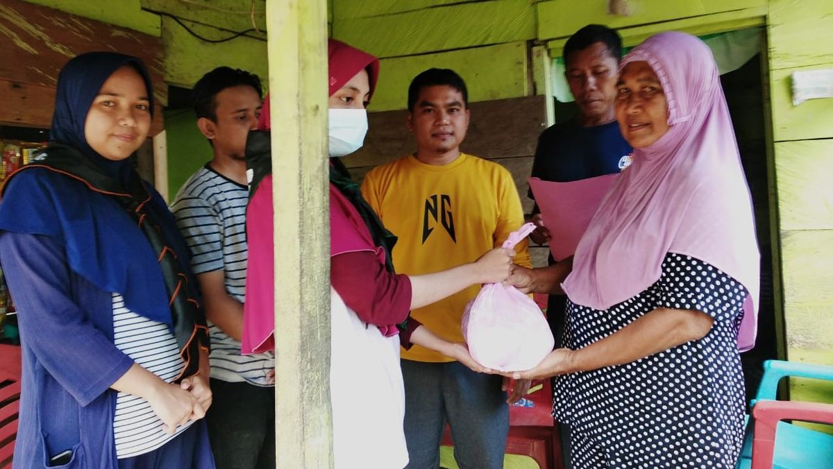 FST UMGo Bagikan Paket Sembako untuk Masyarakat di Desa Olimohulo