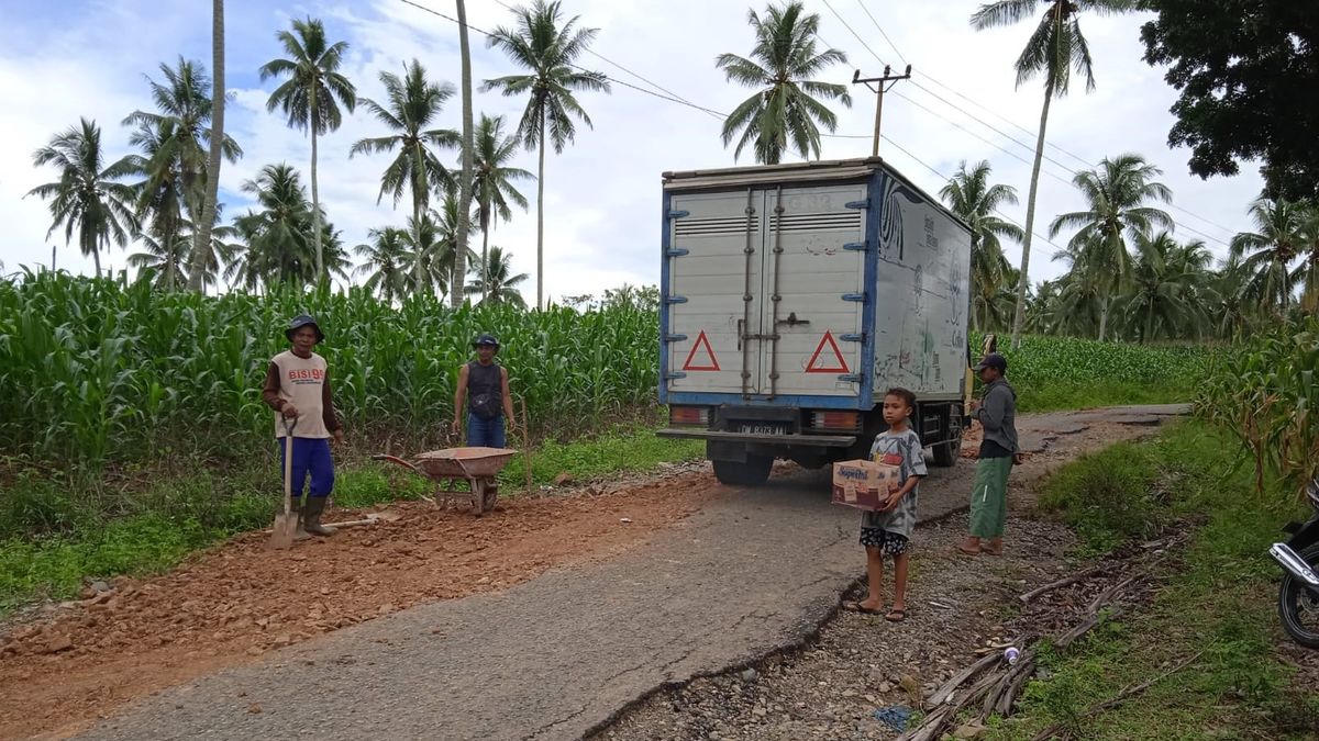 Warga di Desa Puncak, Kabupaten Gorontalo, Timbun Jalan Rusak Secara Swadaya