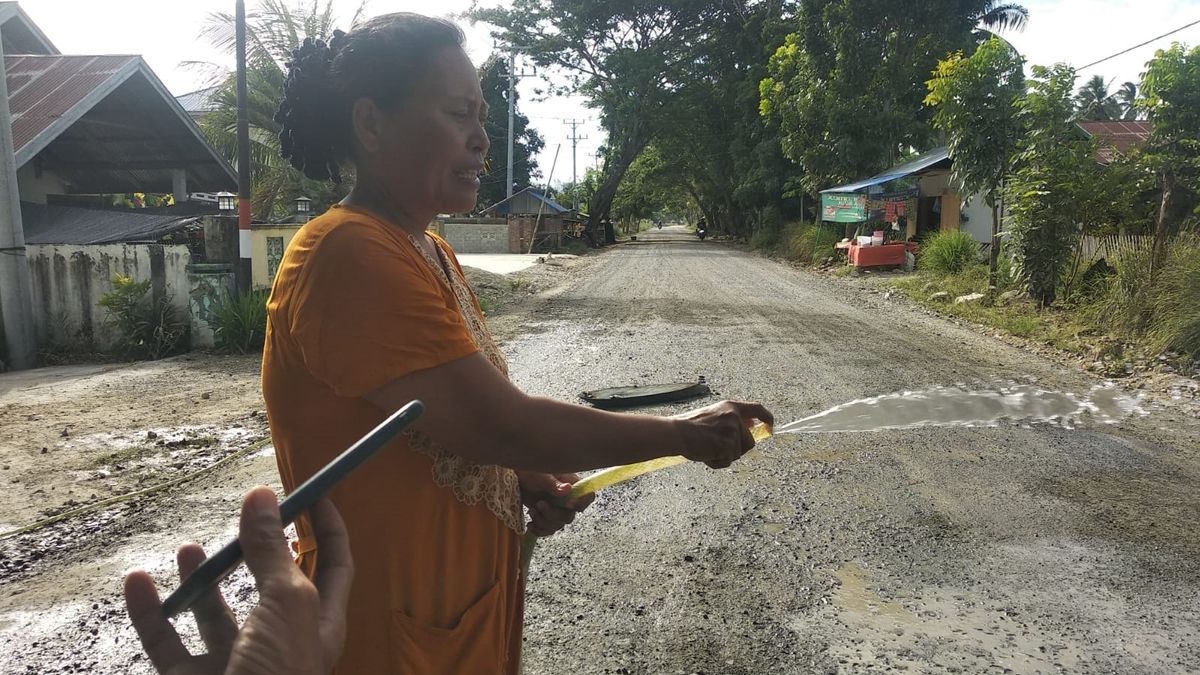 Tak Kunjung Selesai, Warga Desa Huidu Keluhkan Pekerjaan Jalan