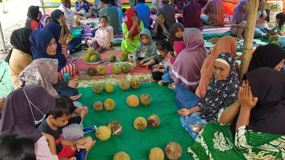 Panen Melimpah, Warga Atinggola Gelar Doa dan Pesta Durian Gratis