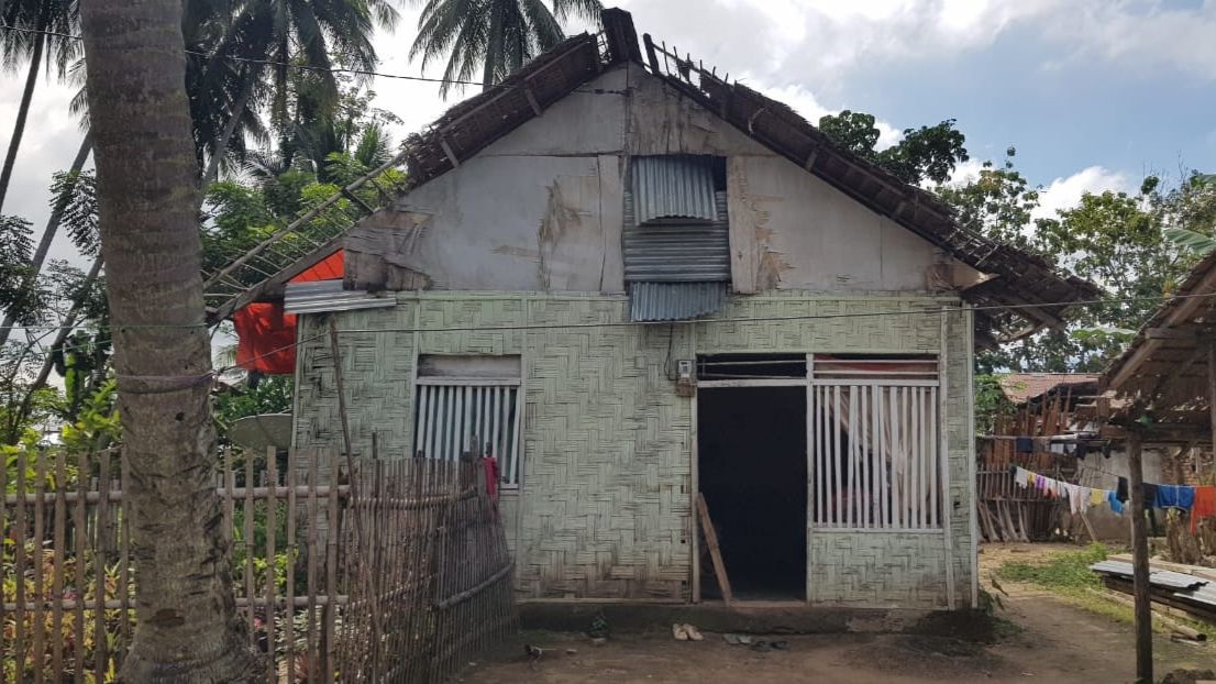 Foto: Melihat Rumah Guru Ngaji yang Rusak dan Bocor