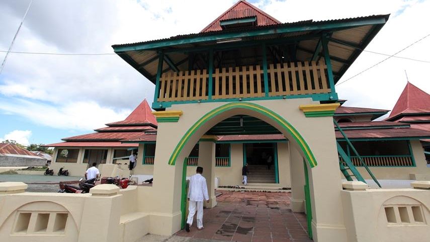 Laki-laki Bersarung dan Perempuan Tak Diizinkan Salat di Masjid Sultan Ternate