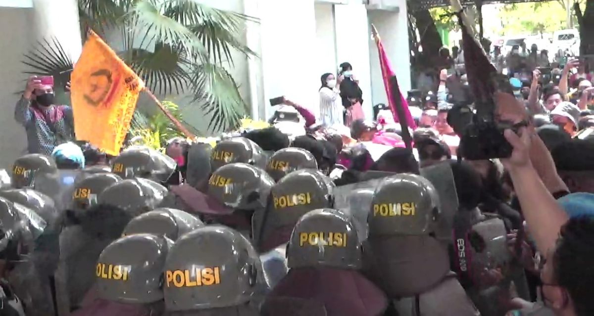 Demo Tolak Penundaan Pemilu di Gorontalo Terlibat Aksi Saling Dorong Dengan Petugas