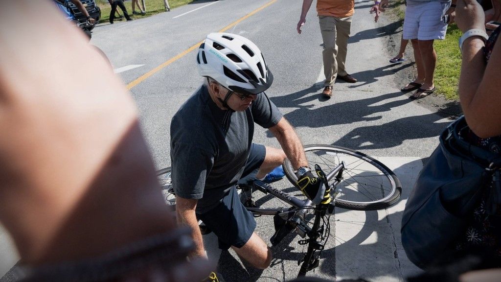 Presiden Amerika Serikat, Joe Biden Jatuh dari Sepeda