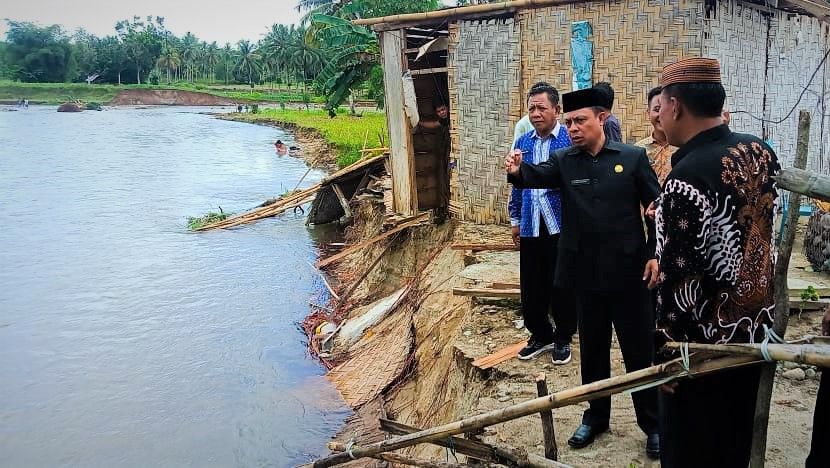 Sekda Kabupaten Gorontalo Tinjau Korban Abrasi Sungai di Asparaga