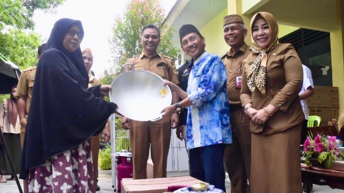 Bupati Nelson Serahkan Bantuan Program PENA Kepada 38 KPM