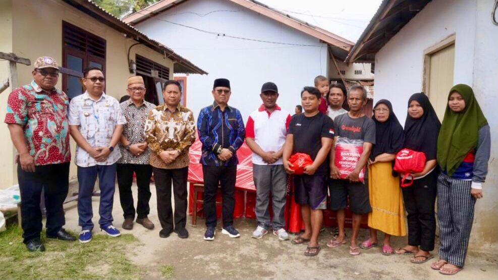 Penjagub Gorontalo Berikan Bantuan Kepada Korban Kebakaran di Tuladenggi