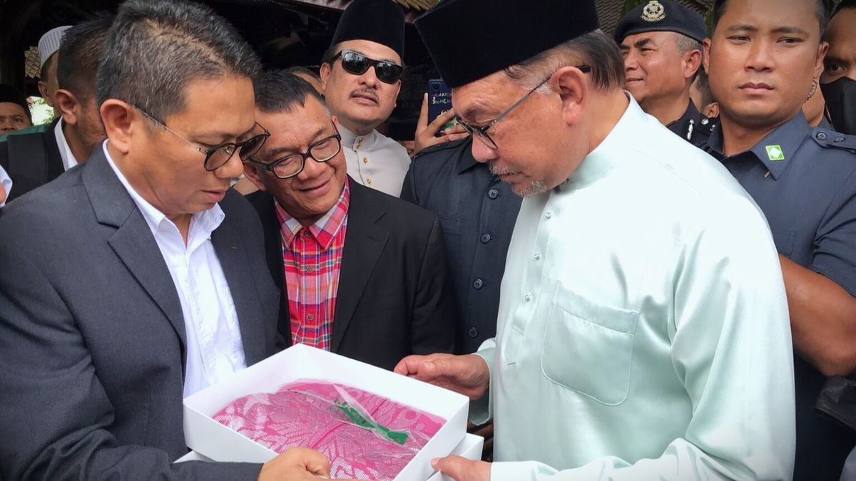 Karawo menjadi Cendera Mata saat Penjagub Gorontalo bertemu PM Malaysia