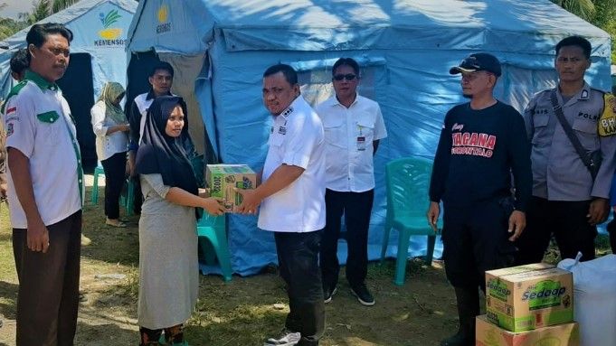 Wabup Hendra Serahkan Bantuan Kepada Korban Puting Beliung