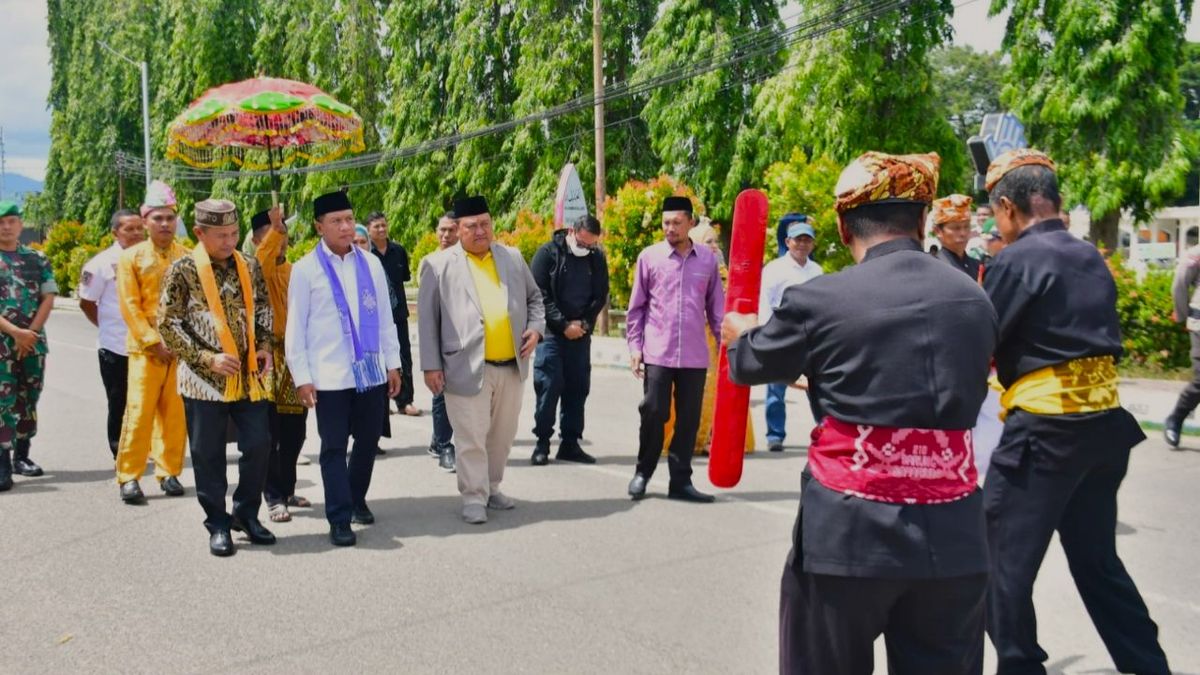 Tiba di Boalemo, Menpora Disambut Adat Mopotilolo