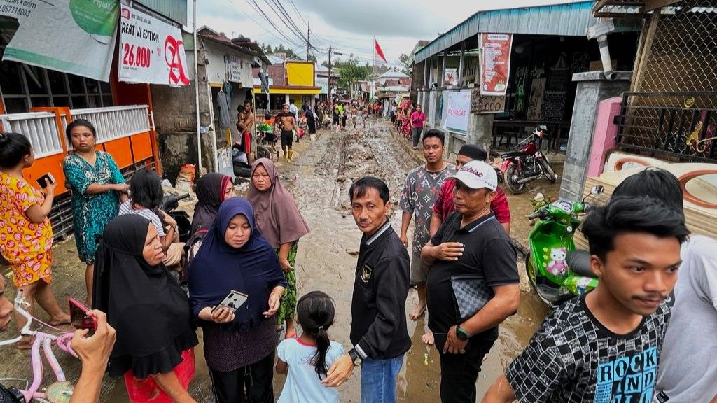 Bupati Nelson Kunjungi Lokasi Banjir di Manado dan Serahkan Makanan Siap Saji