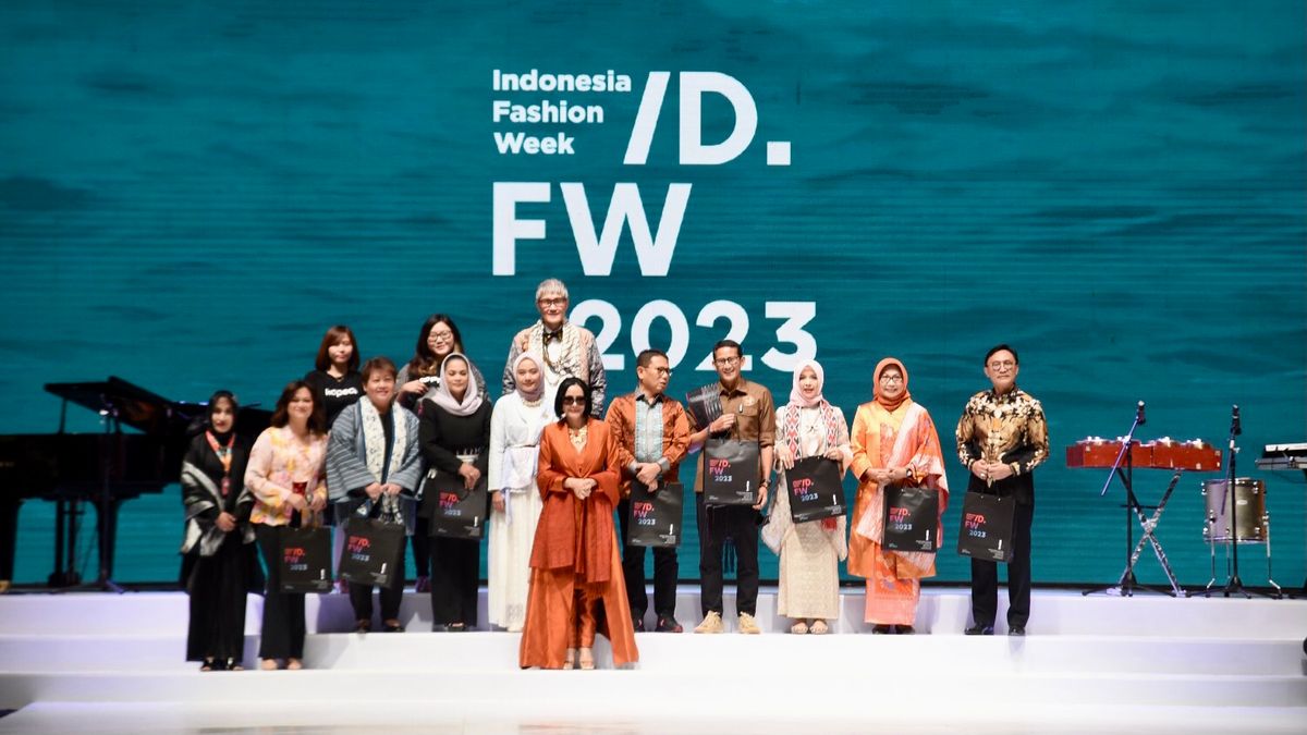 Karawo Jadi Bintang di Indonesia Fashion Week 2023