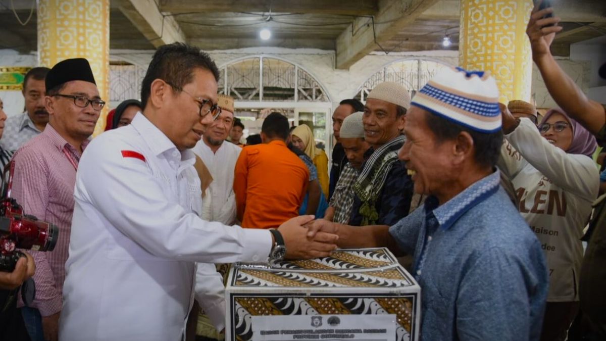 Penjagub Hamka Serahkan Bantuan Korban Banjir Manado