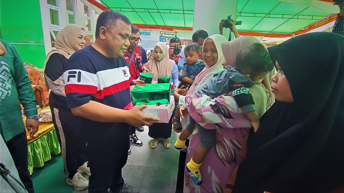 Cegah Stunting, Wakil Bupati Gorontalo Serahkan Vitamin Bagi Warga Dulamayo