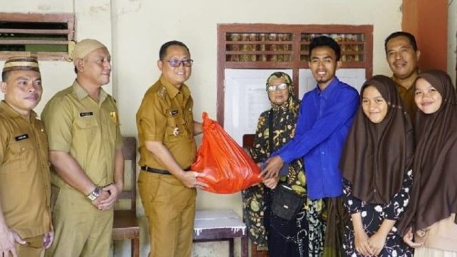 Bupati Gorontalo Utara Serahkan Bantuan untuk Santri dan Anak Yatim