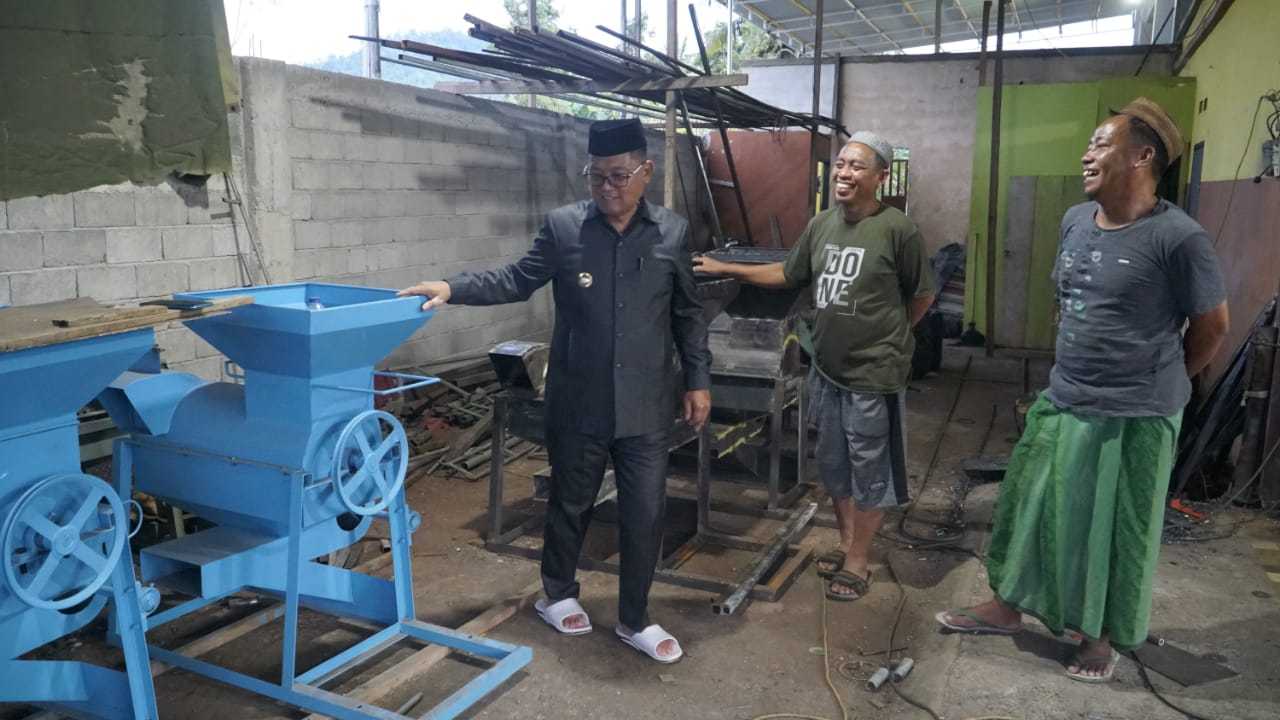 Bupati Gorut Tinjau Usaha Produksi Mesin Perontok Jangung