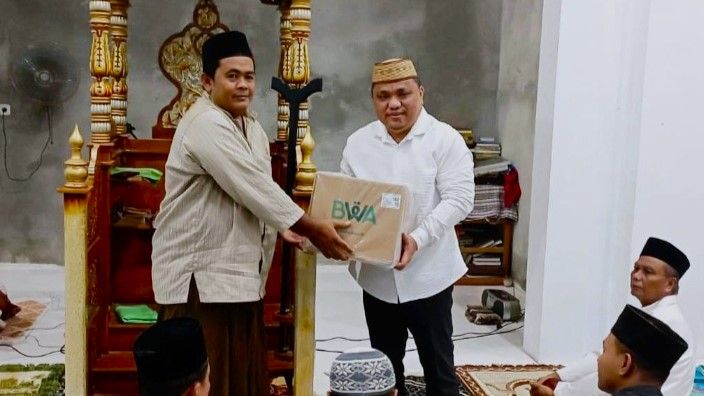 Wabup Hendra Serahkan Al-Quran Saat Tarawih Bersama di Masjid Al-Munawarah