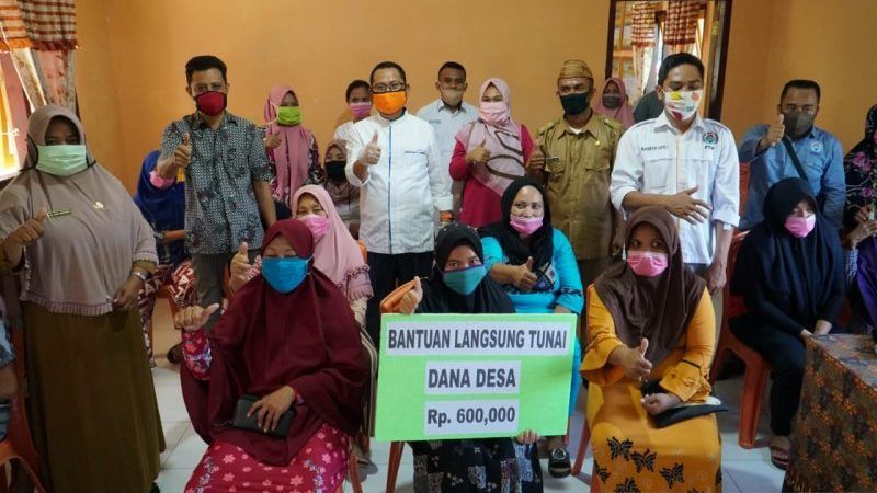 Bupati Gorut Serahkan BLT di Desa Wubudu