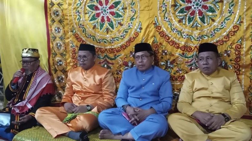 Camat Ponkep Jalani Prosesi Adat Moloopu