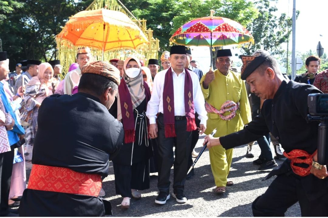 Tiba di Bandara, Penjagub Gorontalo Disambut Adat Mopotilolo