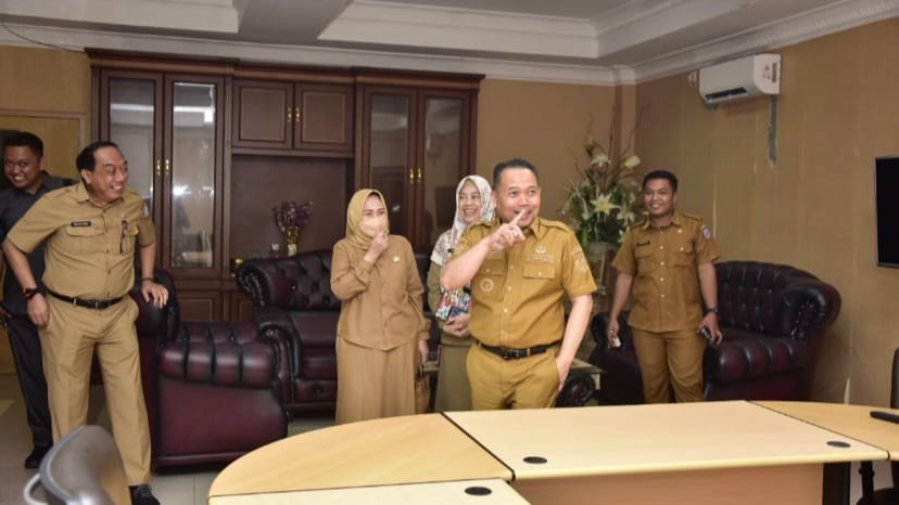 Ismail Pakaya Tinjau Kondisi Kantor Gubernuran