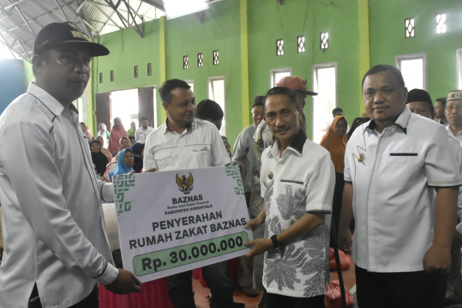 Baznas Kabupaten Gorontao Serahkan Bantuan Kemanusiaan di Desa Buhu