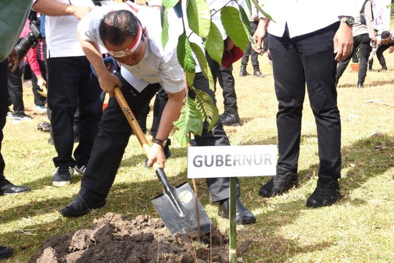 Lestarikan Negeri, Gubernur Gorontalo Tanam Pohon Bersama Polri