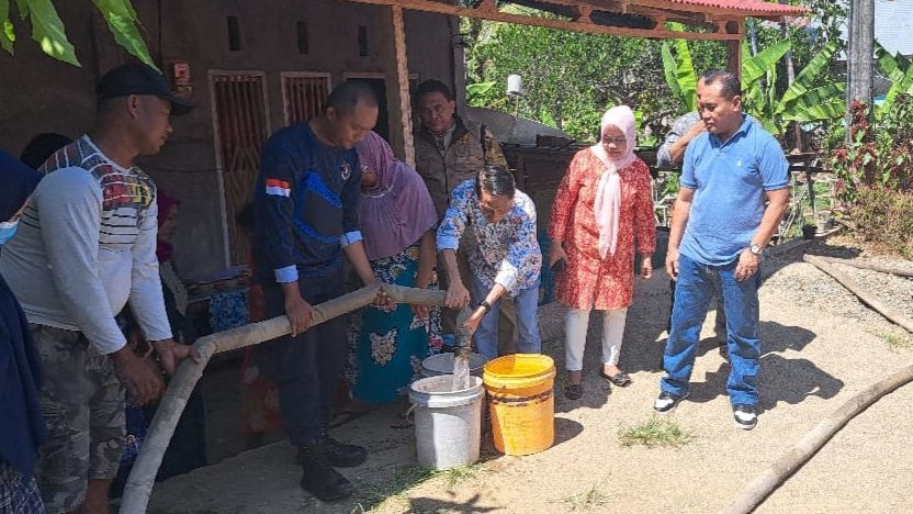 Nelson Pomalingo Terjun Langsung Salurkan Air Bersih di Pulubala