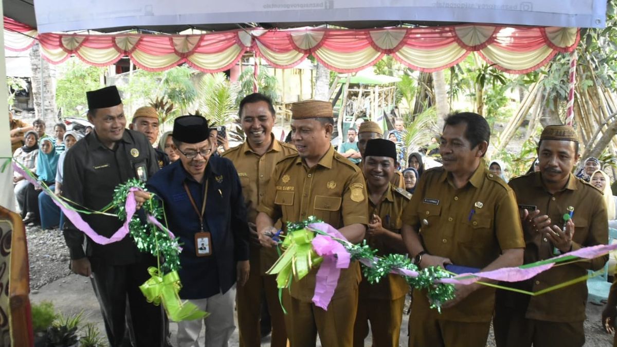 Roni Sampir Resmikan RUTILAHU di Desa Pentadio Timur