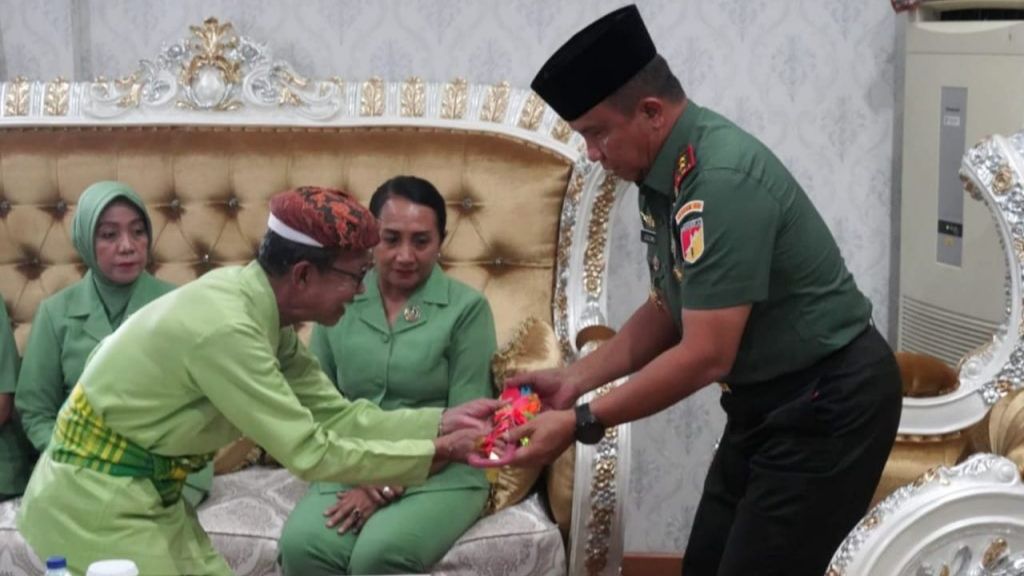 Pangdam XIII/Merdeka Disambut Adat Mopotilolo di Gorontalo