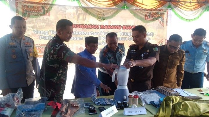 Bupati Gorontalo Hadiri Pemusnahan Barang Bukti oleh Kejari