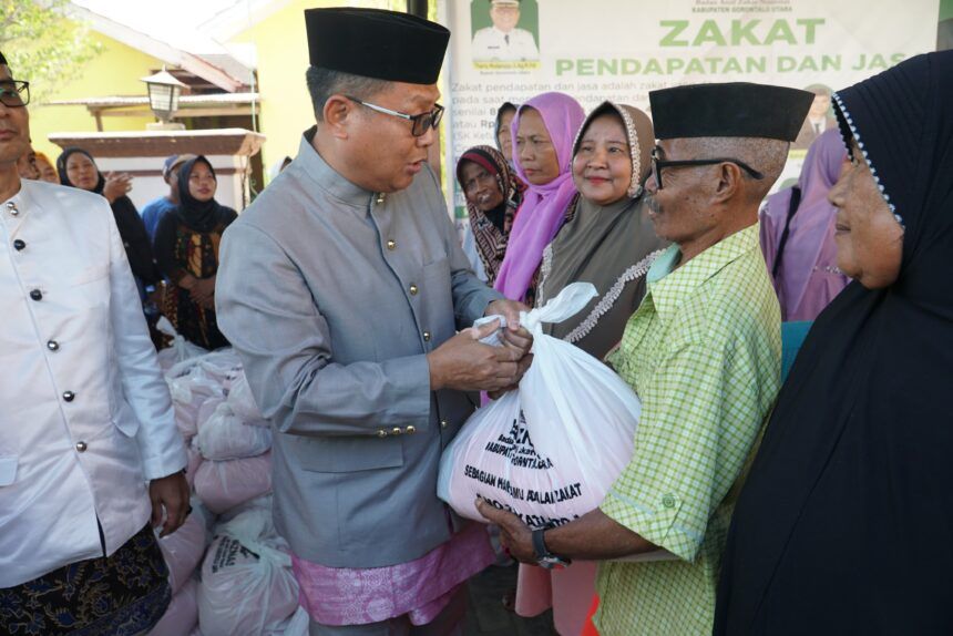 Pemda dan BAZNAS Gorut Salurkan 100 Paket Zakat Konsumtif Kepada Lansia