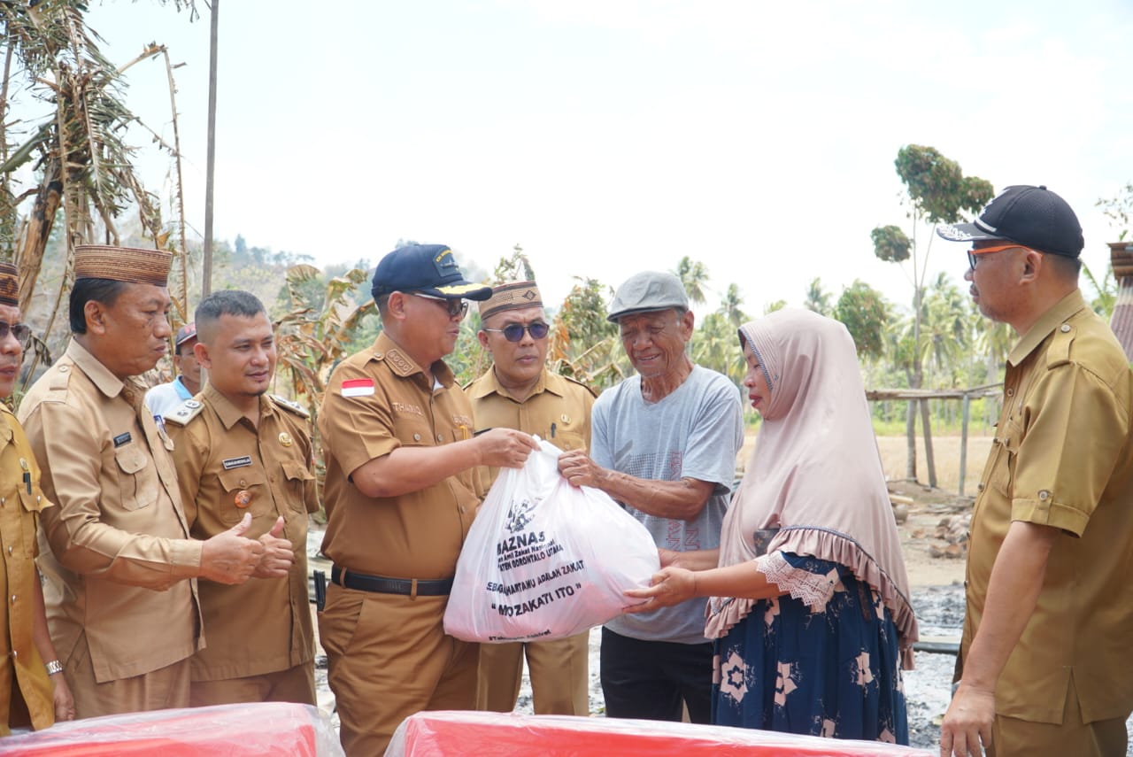 Bupati Gorut Sambangi Korban Kebakaran Di Desa Ilangata