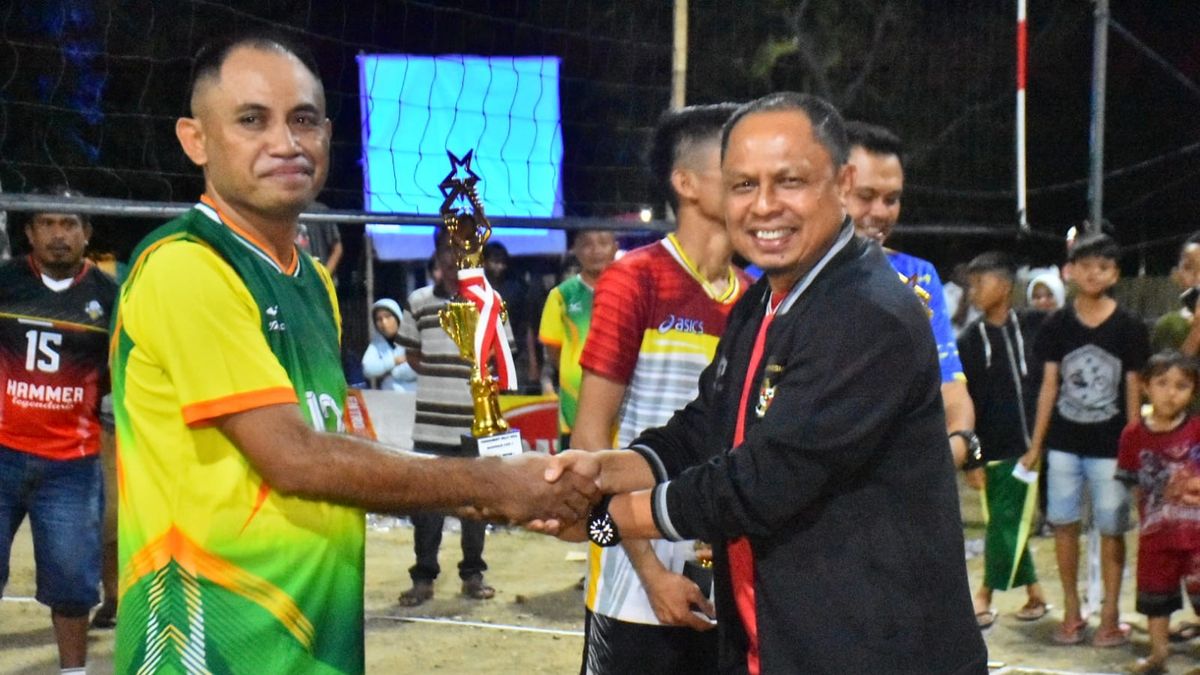 Roni Sampir Tutup Turnamen Volleyball Hammer Cup 1 Desa Molowahu