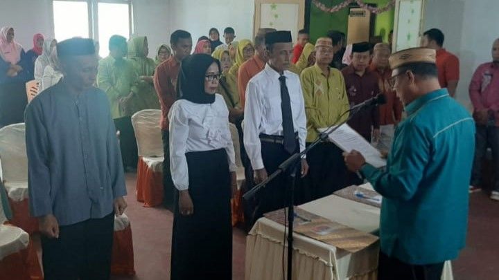 Roni Sampir Lantik PAW BPD Desa Ilohungayo dan Dunggala