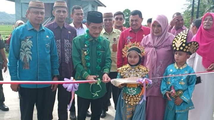 Bupati Gorontalo Resmikan Jalan Rabat Beton Desa Ilomangga