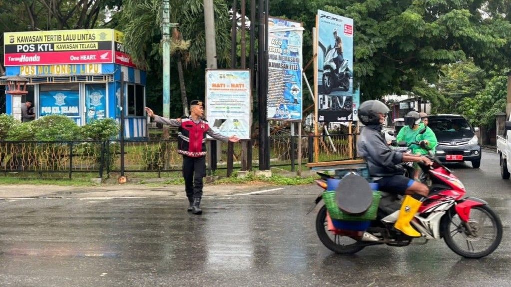 Aksi Dit Samapta Polda Gorontalo, Atur Lalu Lintas di Tengah Guyuran Hujan