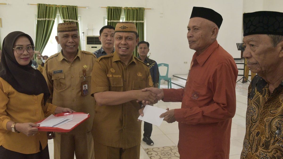 133 Pemangku Adat di Kabupaten Gorontalo Terima Honor