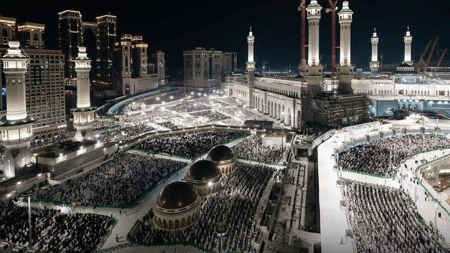 Jutaan Umat Islam Salat Tarawih Perdana di Masjidil Haram