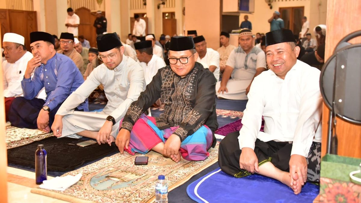 Penjagub Gorontalo salat Tarawih Perdana di Masjid Baiturrahim