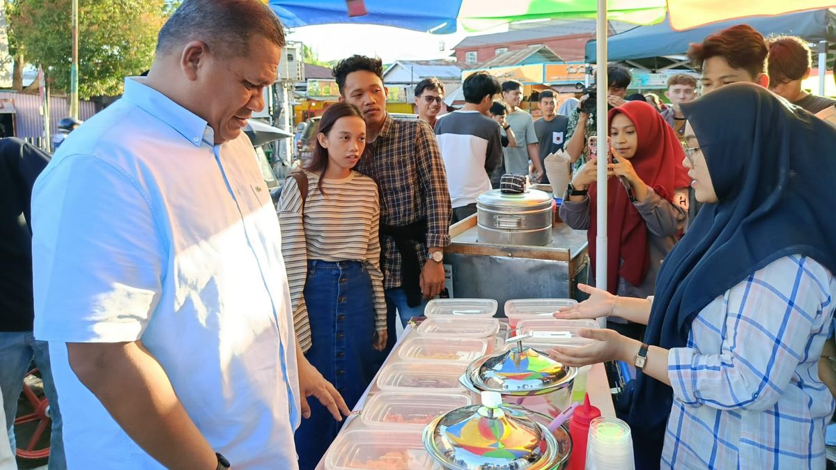 Rektor UNG Borong dan Bagikan Takjil di Depan Kampus