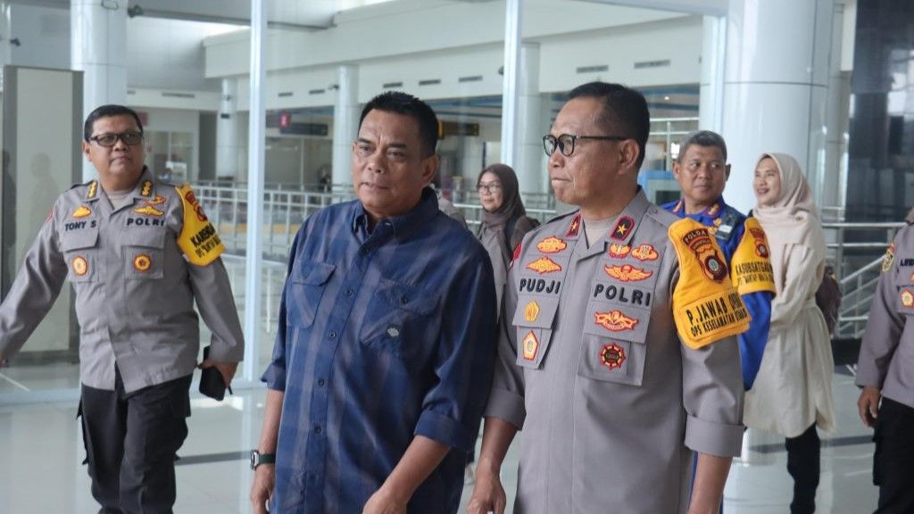 Kapolda Gorontalo Melepas Kepulangan Irjen Pol Angesta Romano Yoyol Di Bandara 1010