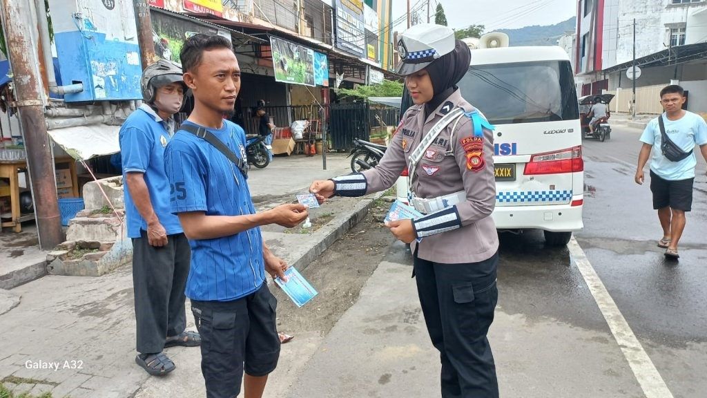 Personel Operasi Keselamatan Otanaha Bagikan Brosur Kepada Pengendara