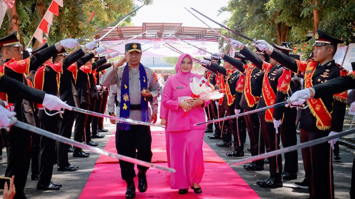 Upacara Pedang Pora Warnai Penyambutan Kapolda Gorontalo