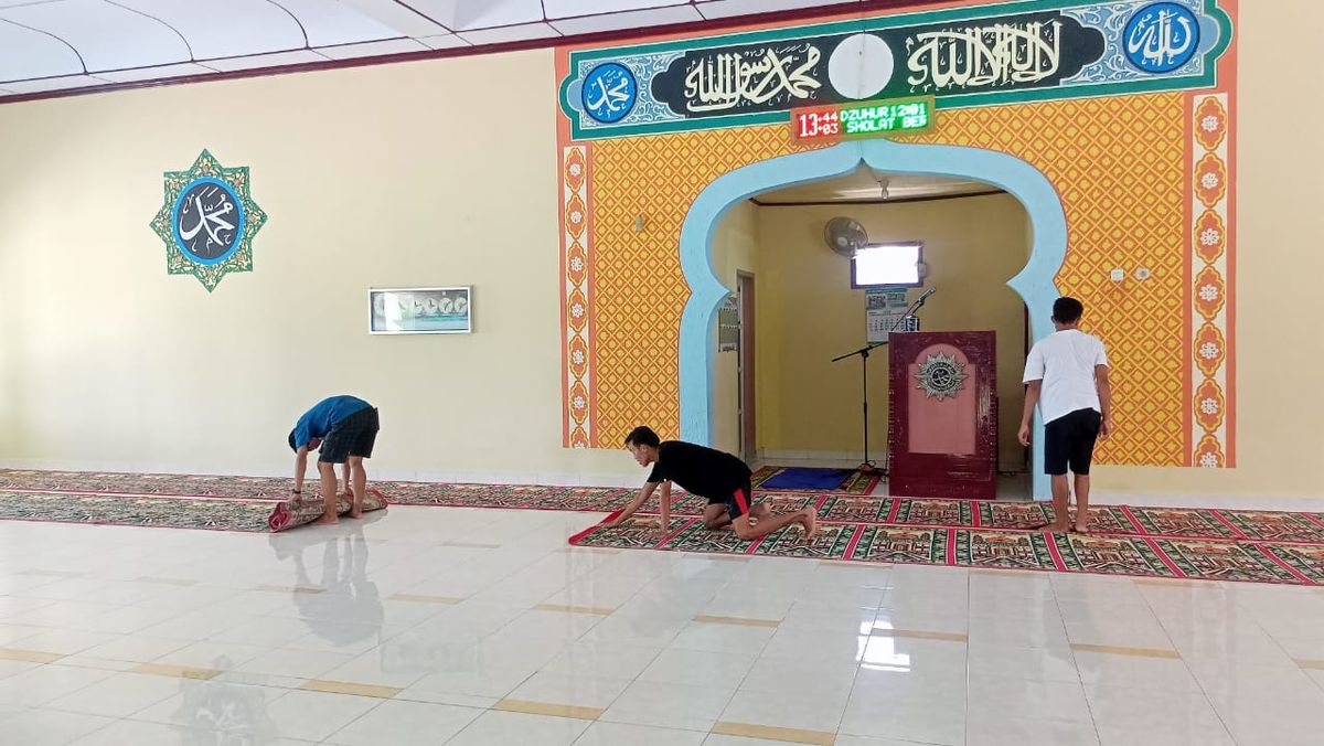 Sambut Ramadhan, Pemuda Desa Pone Gotong Royong Bersihkan Masjid