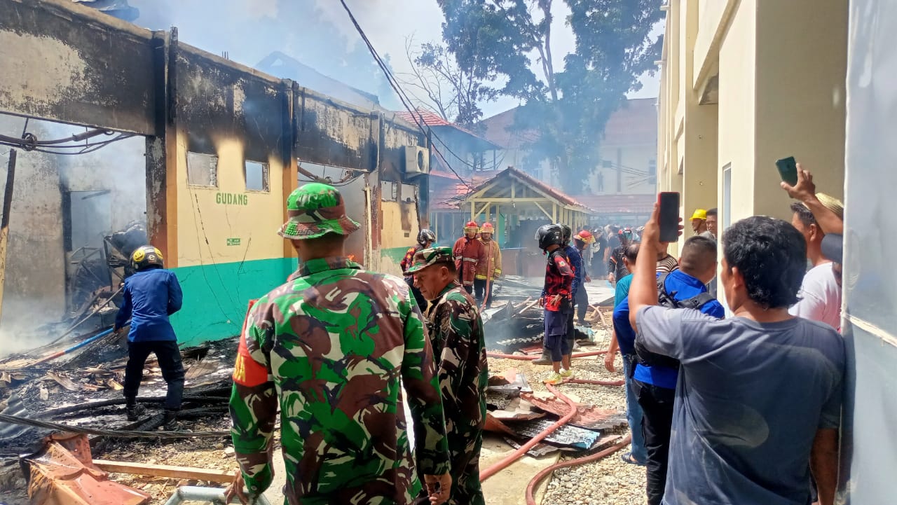 RSUD MM Dunda Limboto Terbakar, Pasien Dievakuasi