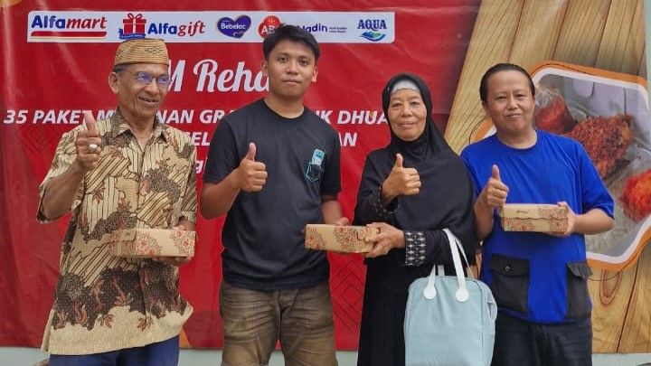 Alfamart Bagikan 35.000 Paket Buka Puasa untuk Duafa