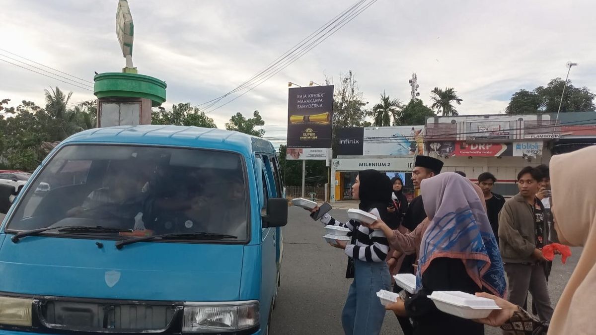 Semarakkan Ramadhan, Mahasiswa IAIN Sultan Amai Gorontalo Berbagi Takjil Gratis