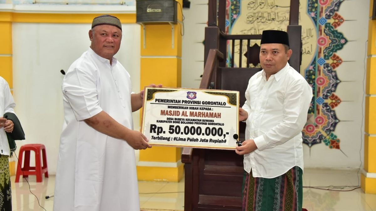 Pj Gubernur Gorontalo Salat Tarawih di Kampung Halaman