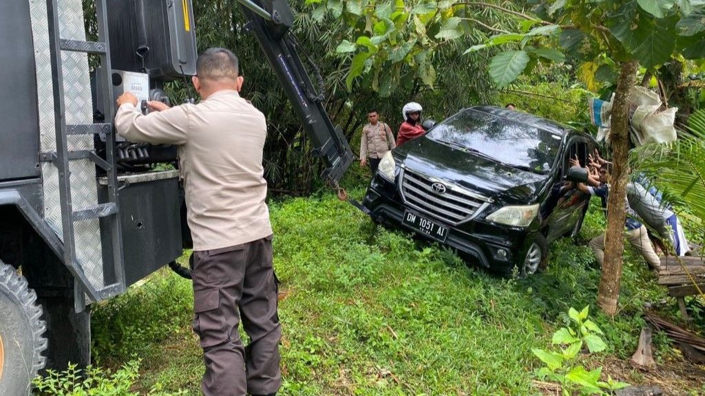 Polda Gorontalo Evakuasi Mobil Terperosok di Buladu